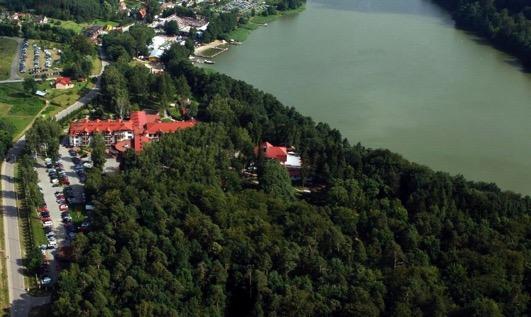 HOTEL ANDERS Hotel Anders położony jest w turystycznej miejscowości Stare Jabłonki na Mazurach Zachodnich, na szlaku wodnym Kanału Elbląskiego.