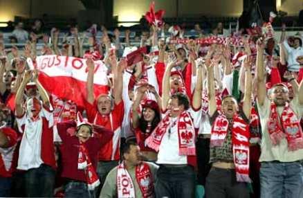 Główne wyzwania organizacyjne Mistrzostw Europy w piłce noŝnej UEFA EURO 2012 STADION: Widzowie na stadionie: 53 tysiące osób. Rodzina UEFA : blisko 4 tysiące osób.