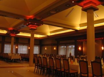 dynamiczne - efektowe (wnętrza sal restauracyjnych, iluminacje) Oświetlenie zewnętrzne (iluminacje budynków, konstrukcji) o Iluminacje budynków zabytkowych,