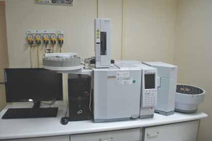z detektorem płomieniowo- -jonizacyjnym (FID) z przystawką Head Space, 3) chromatograf gazowy z detektorem (GC-MS/MS) tandemowy typu