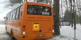 Barwa symbolu czarna. Tablicę umieszcza się z przodu i z tyłu możliwie blisko lewej płaszczyzny obrysu.
