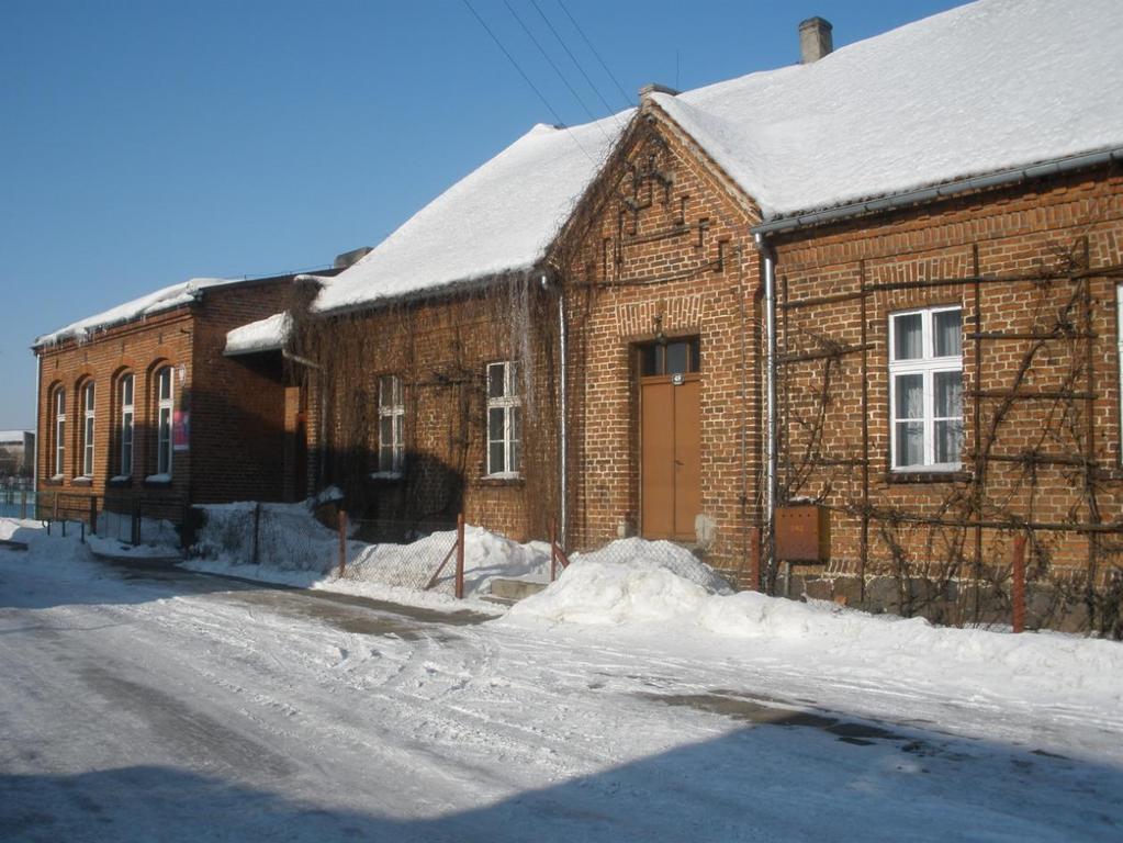 3.3. Oświata We wsi Domaradzice znajduje się budynek szkoły, w którym obecnie prowadzone są zajęcia dla dzieci w wieku przedszkolnym.