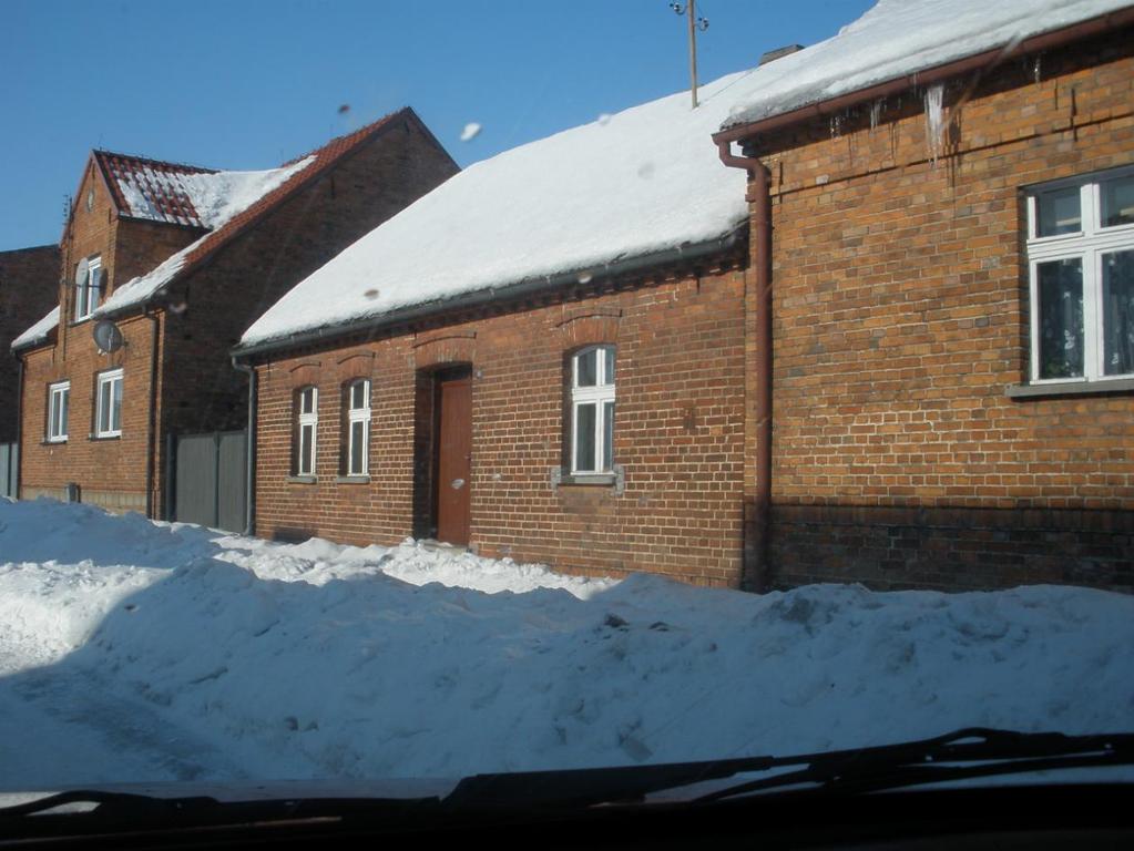 b. szkoła, mur. 1905r. c. budynek gospodarczy, mur.-szach., pocz. XX w. - Dom nr 9, murowany, lata 30 XX w. - Dom nr 42, murowany, 1 ćw. XX w. - Dom nr 47, szach., połowa XIX w.