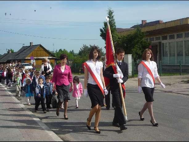 wręczyła nagrody przyznane w poszczególnych konkursach, m.in.: konkursach sienkiewiczowskich.