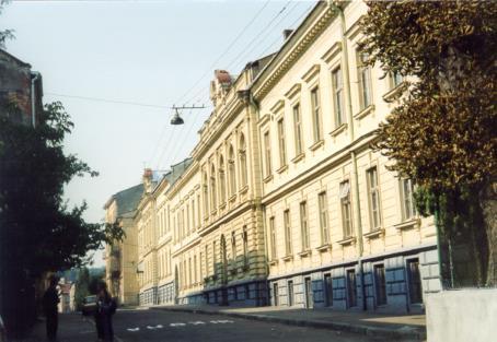 36 FOTON 81, Lato 2003 nomicznym kontekście [10]. Jak widać, wiara w dobroczynne działanie znajomości fizyki pozostała. Zmieniają się tylko programy nauczania, zmienia się sposób nauczania.