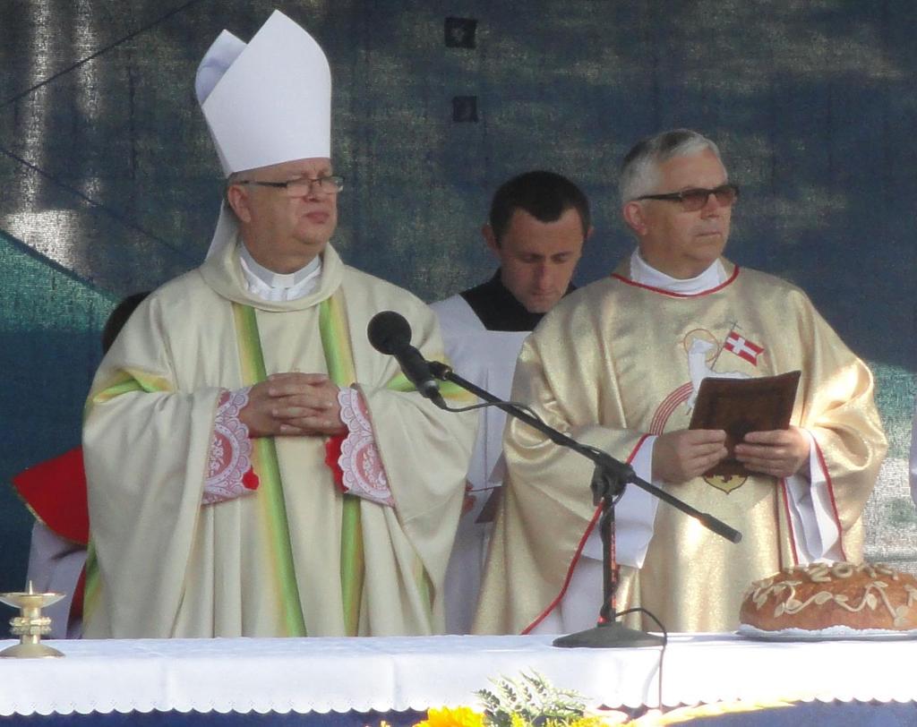DOŻYNKI I RYPIN AGRA 2014 W dniach 13 14 września 2014 roku na obiektach MOSiR w Rypinie odbyły się targi RYPIN AGRA 2014 oraz dożynki powiatowe. Mszę Św.