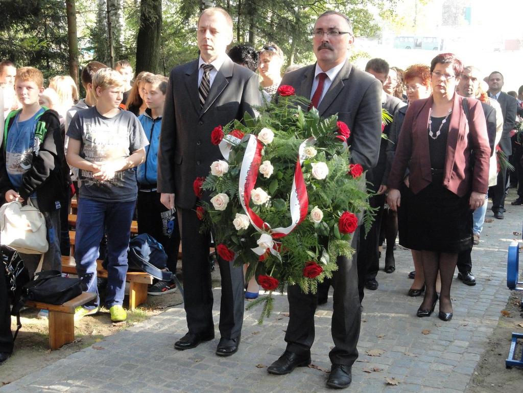 Marek Paweł Śmiechewicz i Janusz Tyburski składają wieniec w imieniu gminy. ZŁOTE GODY W dniu 16 października 2014 roku w sali konferencyjnej Urzędu Gminy Rypin odbyła się uroczystość z okazji 50.