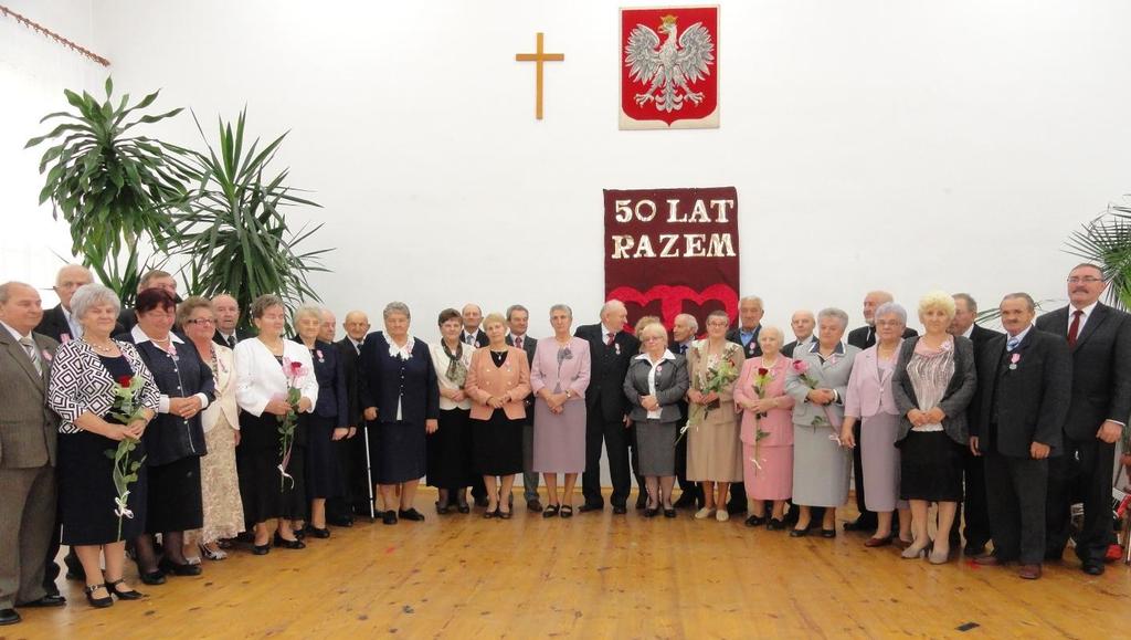 Wszystkim parom złożył życzenia pomyślności i szczęścia na kolejne wspólne lata. Jubilaci zostali obdarowani listami gratulacyjnymi, kwiatami oraz upominkami.