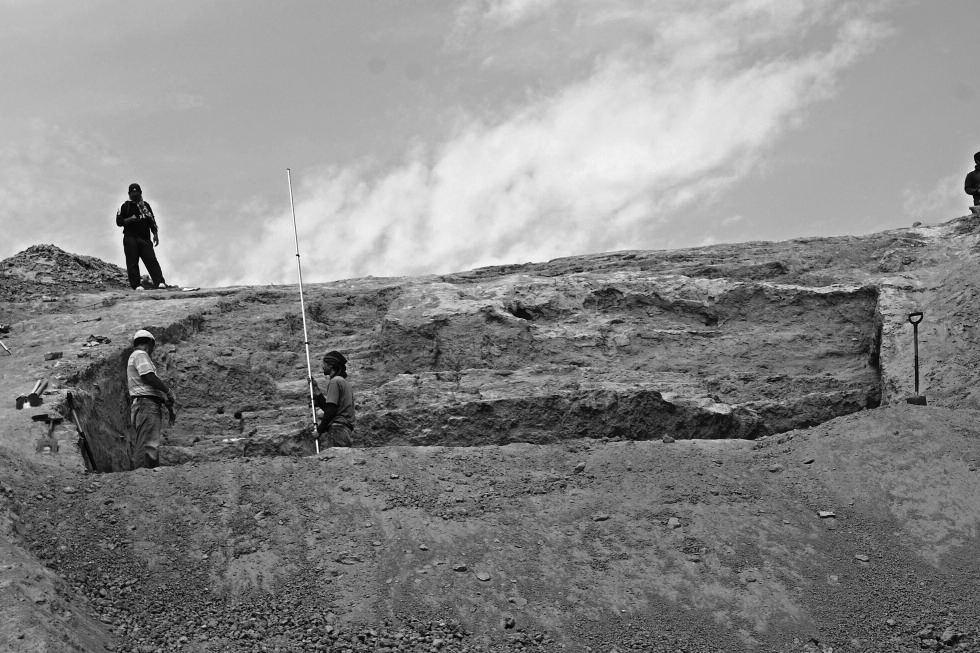 THE FIFTH SEASON OF EXCAVATIONS AT GURUKLy DEPE, SOUTHERN TURKMENISTAN (2014) Fig. 3. Excavation of defensive wall in Trench 14 I (Photo B. Kaim). Ryc. 3. Prace przy odsłanianiu muru obronnego w wykopie 14 I.