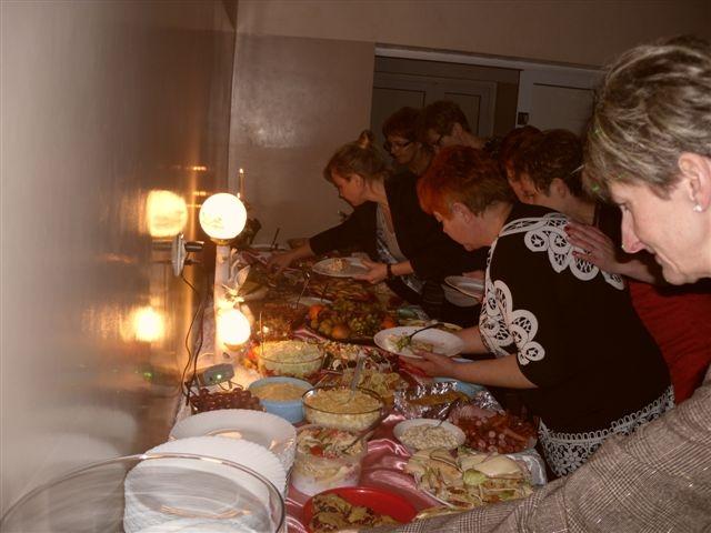 Wszystkie uczestniczki wieczorku przyniosły ze sobą ciasta, sałatki, owoce. Sama Magda Gesler byłaby zachwycona pomysłowością i kunsztem kulinarnym Pań.