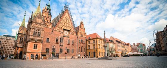 Przejście do centrum, po drodze zwiedzanie: Wyspa Piasek, Hala Targowa, Instytut Ossolineum, Uniwersytet, stare więzienie, pomnik ku czci zwierząt rzeźnych, Kościół św.