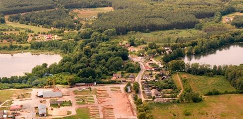 Przegląd Przyrodniczy XXV, 2 (2014) Ryc. 1. Fig. 1. Park w Kujanie (grupa drzew pośrodku zdjęcia, między jeziorami Borówno (z prawej) i Kujan Mały), fot. Andrzej Chałubek, 2005.