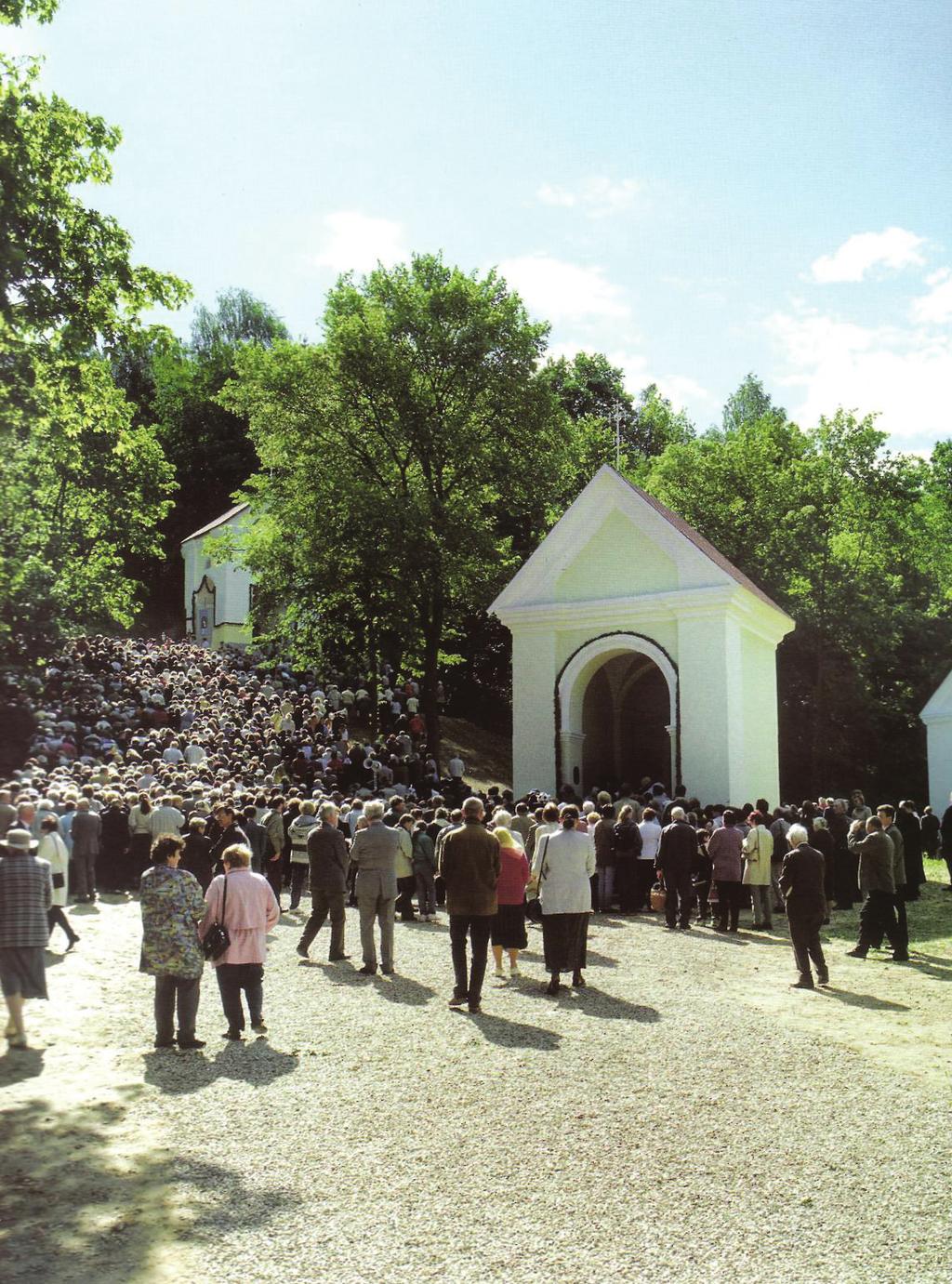 Większość kapliczek rozłożona jest na wzgórzach porośniętych gęstym lasem nad brzegiem Wilii i rwących strumyków.