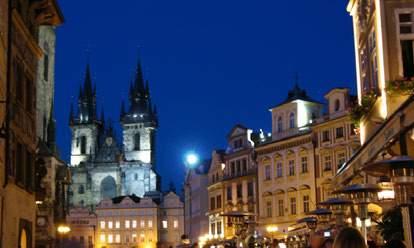 Dzień 2: Śniadanie. Zwiedzanie Pragi: przejście na plac Hradczański - uroczysta odprawa warty przed Pałacem Prezydenckim. Zwiedzanie Katedry św. Wita i Zamku Królewskiego.