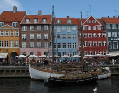 Zwiedzanie miasta - Gamla Stan (Stare miasto), następnie Stortorget - plac główny, gmach giełdy - Bosen, Storkyrkan - katedra gotycka. Kungliga Slottet - Pałac Królewski. Czas wolny. Od godz. 16.