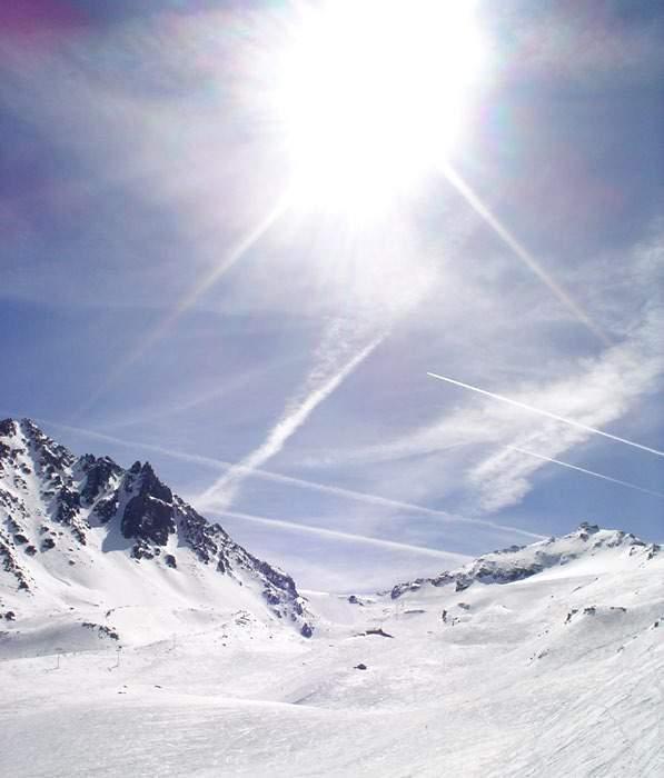 A to wszystko w super atmosferze, pod opieką naszej najlepszej kadry! Zimowa przygoda czeka na Was! OBOZY NARCIARSKIE I SNOWBOARDOWE Góry + zima + narty = doskonała zabawa!