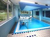 pod opieką kadry i instruktora (1 instruktor na całą grupę), zajęcia sportowo-rekreacyjne po nartach. Hotel JELENOVSKA *** - położony jest na wysokości 640 m 