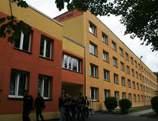 Część hotelowa posiada nowoczesne pokoje 2-3 os. z łazienkami, a część młodzieżowa posiada pokoje 2-4 os.