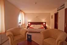 150 osób w hotelu. Menu Sylwestrowe - Aperitiff, przystawka, 2 gorące posiłki, deser, napoje, kawa, szampan na 2 os., butelka wina na 2 os., noworoczne danie regionalne.