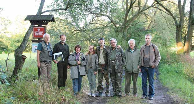 Grupa fotograficzna SZEŚCIOKĄT, od lewej: Krzysztof Paszkowski, z książką leśniczy Krajkowa Jacek Jaszczak (do grupy nie należy), Maria Paszkowska, Ewa Sienkiewicz, Paweł Cieślik, Janek Mierzwiak,