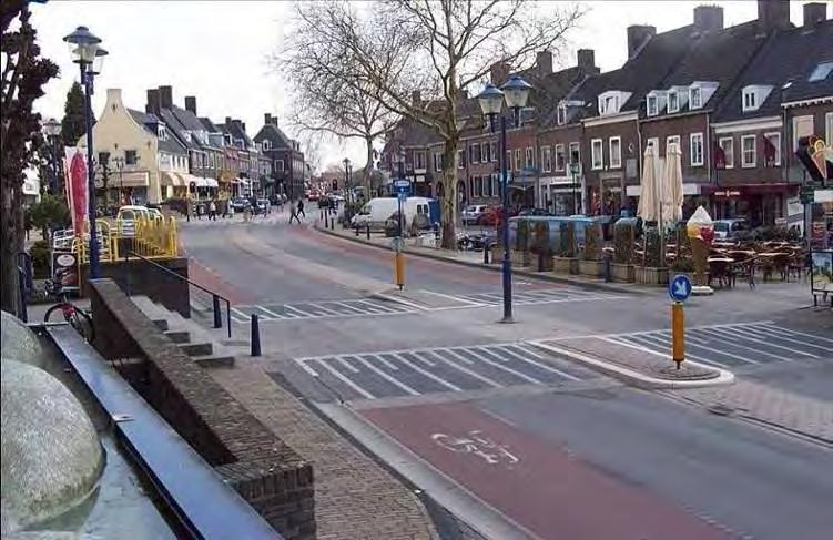 Przykład strefy ruchu uspokojonego o dopuszczalnej prędkości 50 km/h (Holandia) - droga opowiadająca drodze krajowej w przejściu przez miejscowość Fot. 3.