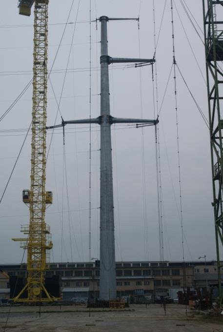 Załącznik B Przykład badań wytrzymałościowych słupów pełnościennych. W celu potwierdzenia posiadanych parametrów mechanicznych wybrane słupy poddawane są badaniom na stacji prób. Dla przykładu na rys.
