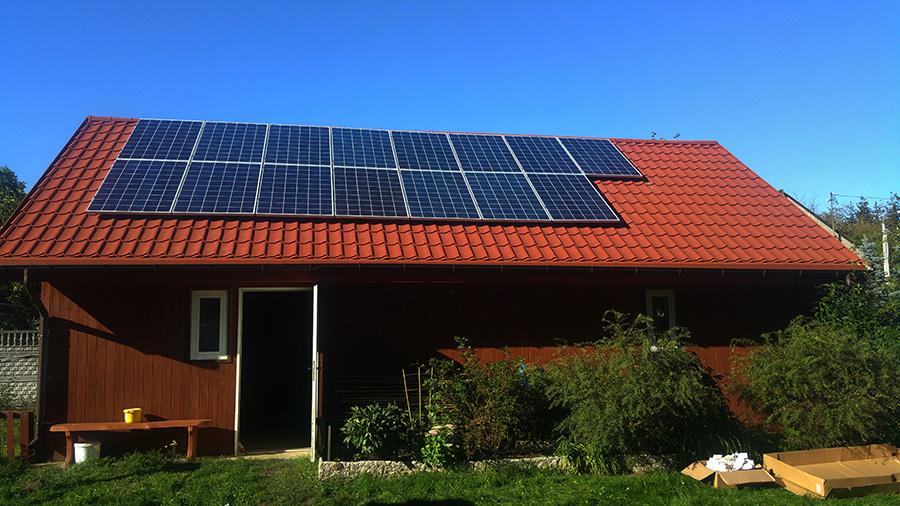 Instalacja fotowoltaiczna pobiera energię słoneczną, która zamieniana jest w prąd stały.