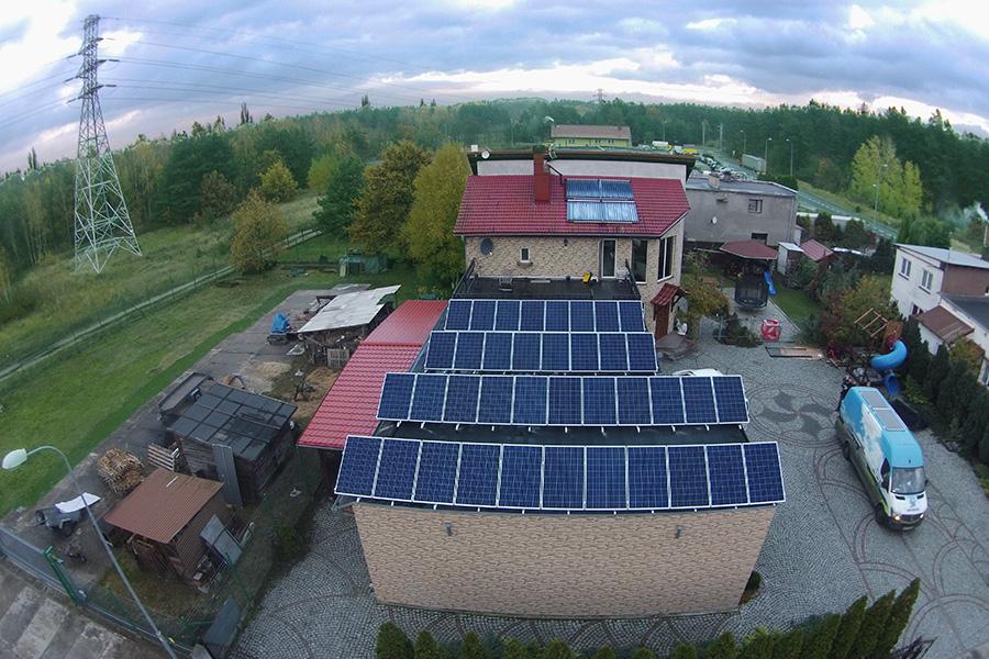 Fotowoltaika to również zabezpieczenie przed podwyżkami cen energii. Produkując prąd we własnej mikroinstalacji, można zużywać wyłącznie własną energię.