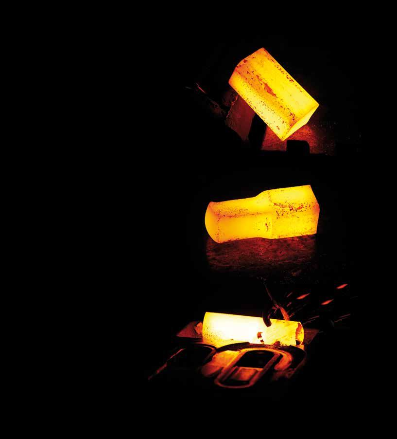 THIELE Kuźnia matrycowa Na trzech młotach kuźniczych 31,5 kj, 40 kj oraz 100 kj (10 kj odpowiada energii udaru przy upadku masy 1 tony z wysokości 1 m) i jednej prasie o nacisku 1600 ton wykonywane