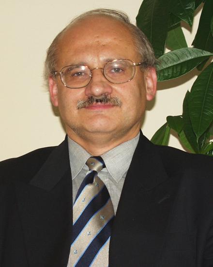 Andrzej Ryszard Pach ukończył Wydział Elektrotechniki, Automatyki i Elektroniki AGH w r. 1975, w r. 1977 doktoryzował się na AGH, a w r.