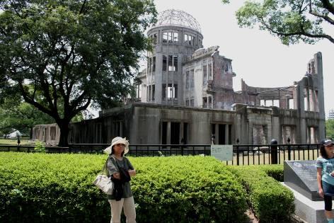 dłoniach trzyma żurawia /Tsuru/, będącego w Japonii symbolem szczęścia i długiego życia.