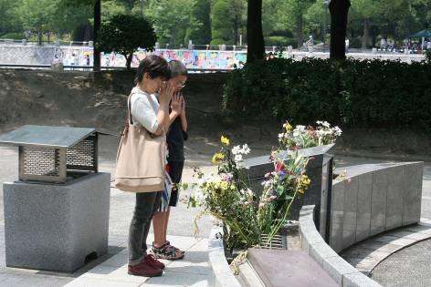 Mieszkańcy Japonii pamiętają o nich i składają pod pomnikiem Sadako papierowe żurawie -