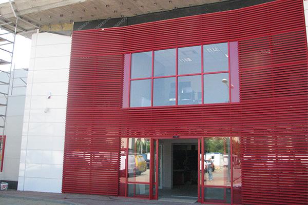 FASADY SZKLANO-ALUMINIOWE POWIEW NOWOCZESNOŚCI SYSTEMY FASADOWE MONSTAL Trudno wyobrazić sobie nowoczesne miasto bez futurystycznych budynków ze szkła i aluminium albo bez przeszklonych, oświetlonych