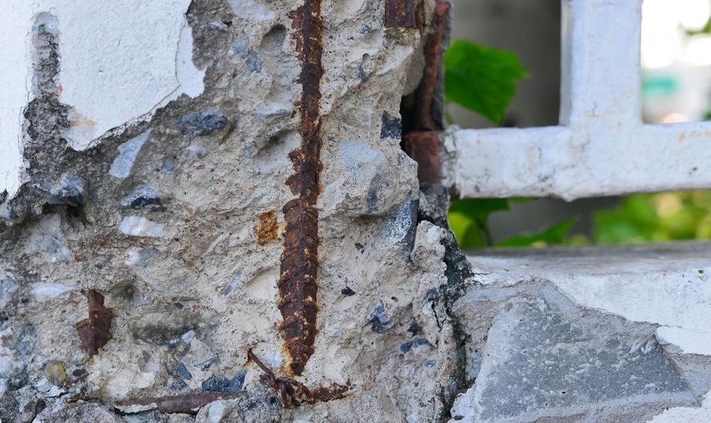 soli, cykle zamarzania-odmarzania, korozja stali zbrojeniowej, przeciążenia konstrukcji oraz inne agresywne czynniki mogą doprowadzić do zniszczenia struktury betonu.