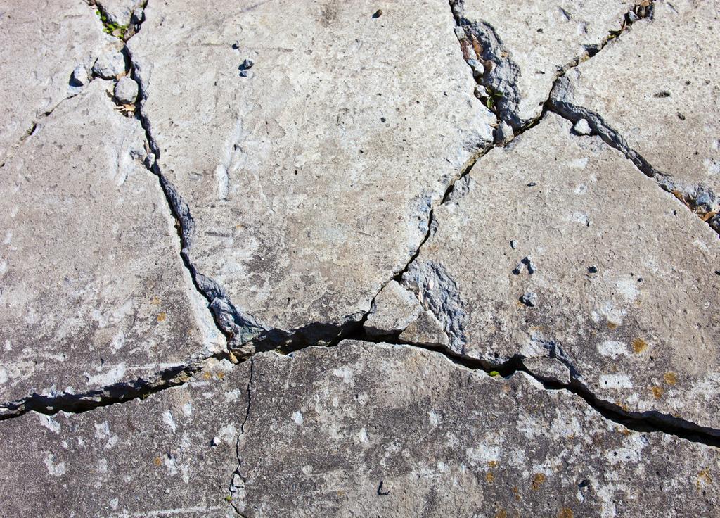 KOROZJA BETONU Porady Obiekty remontowane wymagają: Oceny stanu naprawianej konstrukcji przeprowadza się metodami zgodnymi z obowiązującymi przepisami, ze zwróceniem szczególnej uwagi na wady betonu,