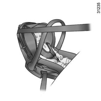 FUNKCJA BEZPIECZEŃSTWO DZIECI : wybór fotelika dla dziecka Foteliki dziecięce instalowane tyłem do kierunku jazdy Głowa dziecka, proporcjonalnie do wagi ciała, jest cięższa niż głowa dorosłego, a
