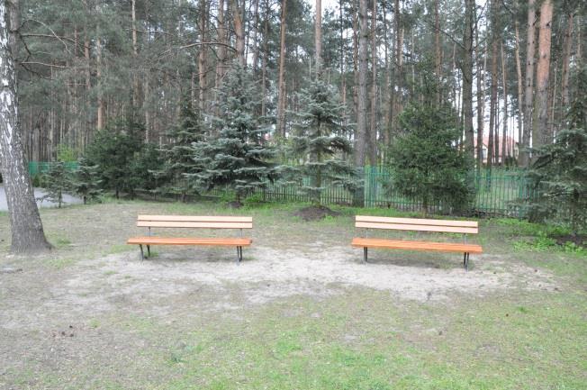 1.2. Elementy małej architektury PROJEKT BUDOWLANO - WYKONAWCZY BUDOWY SIŁOWNI ZEWNĘTRZNEJ W ramach przedmiotowej inwestycji przewiduje się demontaż oraz ponowny montaż dwóch ławek Lokalizacja ławek