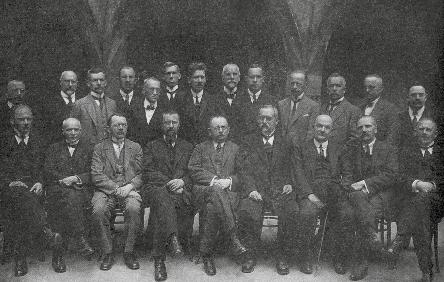 Profesor Nowotny siedzi trzeci od lewej W lipcu 2017 roku minie 45 rocznica śmierci prof.