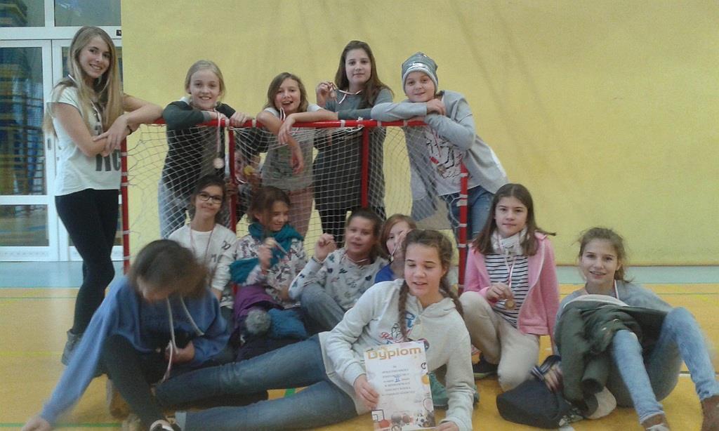 Mistrzostwa Dzielnicy w unihokeju dziewcząt III miejsce / dzielnica Brązowe medalistki wystąpiły w składzie: JUSTYNA WOJNAR, JULIA SAWICKA, OLIWIA ZBROŻEK, OLIWIA RAZIUK,