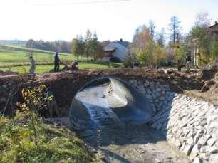 Poniższe zdjęcia z przebudowy przepustu na obiekt paraboliczny o dużym świetle (wykonanej w ramach projektu retencji górskiej 2007-2013 przez Nadleśnictwo Baligród) pokazują, że zastosowanie