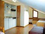 Do dyspozycji gości: bar, restauracja, recepcja, centrum wellness z basenem, sauną, jacuzzi, sala gier, mini club dla dzieci, narciarnia. Pokoje typu Comfort 1-4 os.