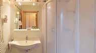 REZYDENCJA TERENTIS*** (Terenten) SPA Hotel WALDRAST*** (Terenten) basen, SPA KRONPLATZ huśtawka Kronplatz - Alta Badia - Sella Ronda Kronplatz 56 32 28 116 km 200 km Położona na zboczu obok wyciągu