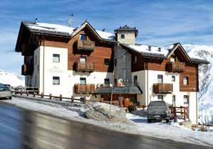 Do dyspozycji gości: restauracja, bar, winda, narciarnia, łaźnia turecka, sauna, whirpool (dodatkowo płatne), parking. Przystanek skibus w pobliżu hotelu. Pokoje 1-4 os.