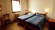 Do dyspozycji gości: restauracja, bar, centrum wellness z sauną, łaźnią turecką, jacuzzi i siłownia, bezpłatne Wi-Fi w recepcji. Do przystanku ski bus 50 m, do wyciągów w Bormio 800 m. Pokoje 1-4 os.