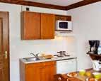 Apartament 5-6 os. (ok. 40-44 m 2 ): sypialnia z łóżkiem podwójnym i piętrowym, pokój dzienny z rozkładaną sofą, aneks kuchenny, łazienka. i terminy patrz oferta autokarowa nr 5 str.