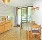 pokój dzienny z sofą 2 osobową i łóżkiem podwójnym lub piętrowym, aneksem kuchennym, łazienka. Apartament 6 os.
