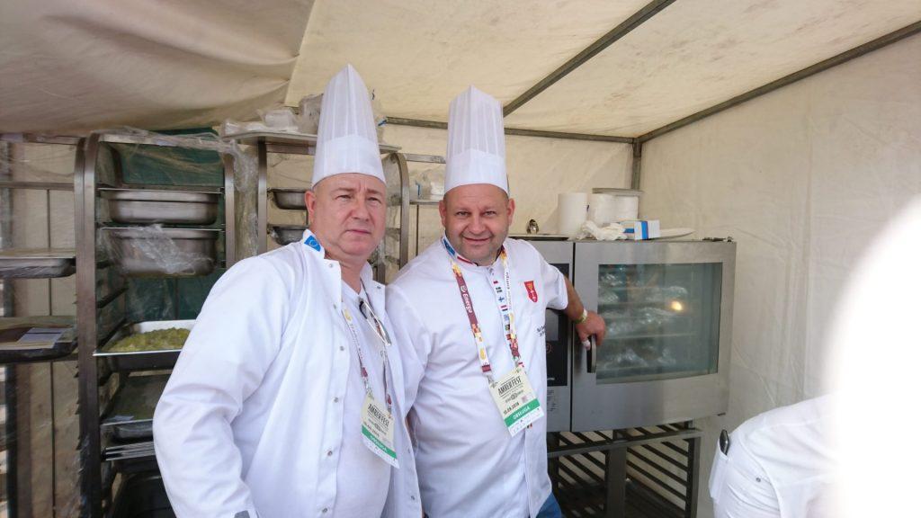 przygotowywali Ciemną i Jasną zupę piwną oraz placki Amberkuchy. Michał prowadzi audycję w Radiu Plus w każdy piątek po godzinie 18 gdzie promuje dobre jedzenie.
