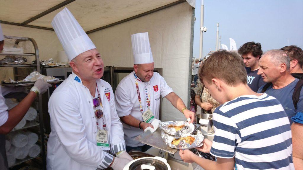 Kaszubach A tłumy gości z wielkim apetytem oraz skupieniem