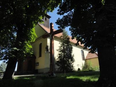 kruchtą od południa i małą dobudówką od zachodu.
