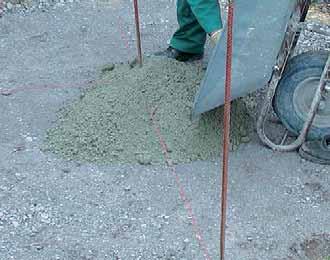 Zaprawę drenażową Sopro należy wymieszać przy pomocy betoniarki wolnospadowej lub przeciwbieżnej z czystą, zimną wodą, aż do uzyskania jednorodnej (lekko plastycznej) konsystencji